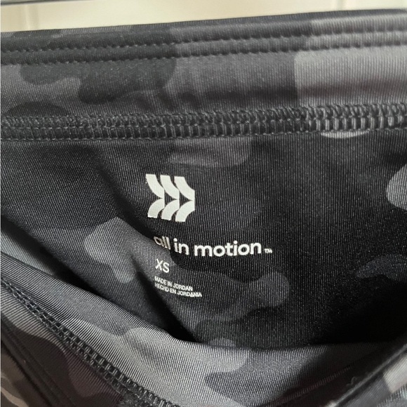 All in motion pockets high rise camo leggings size xs - Picture 3 of 4